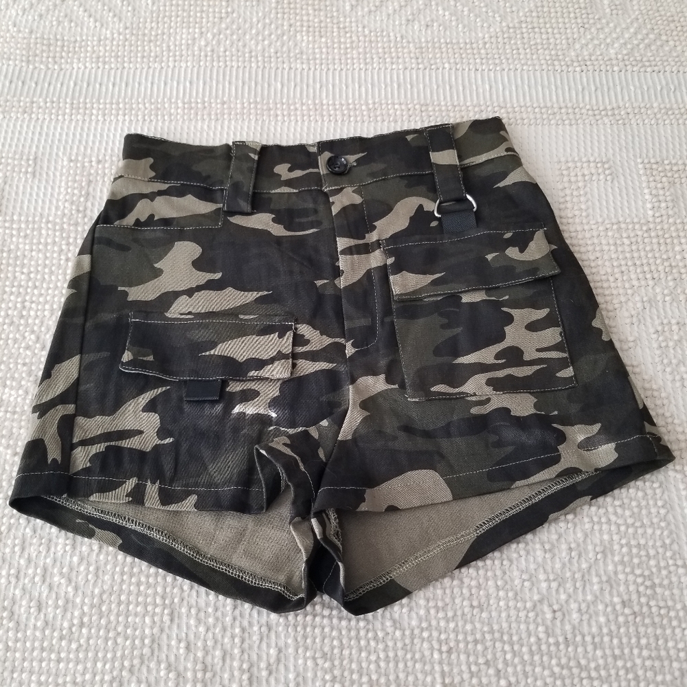 SHEIN Cotton/Poly Camo Button Closure Camo Shorts